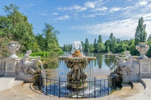 The famous Tazza Fountain overlooking the Long Water in London
