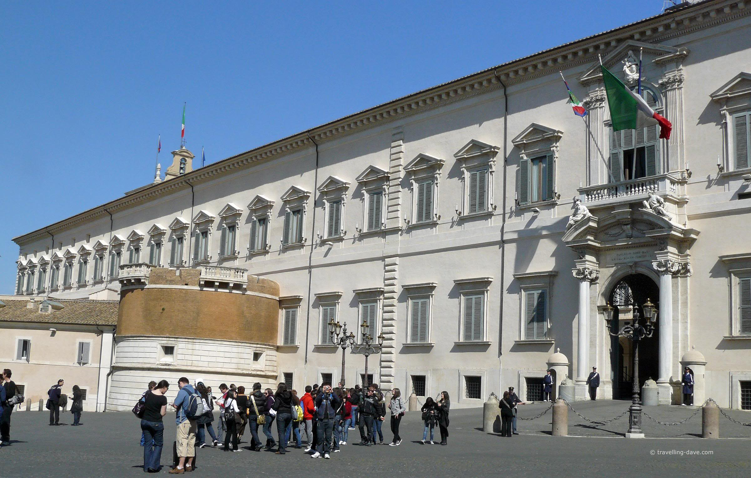 People outside Palazzo del Quirinale in Rome