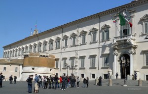 People outside Palazzo del Quirinale in Rome