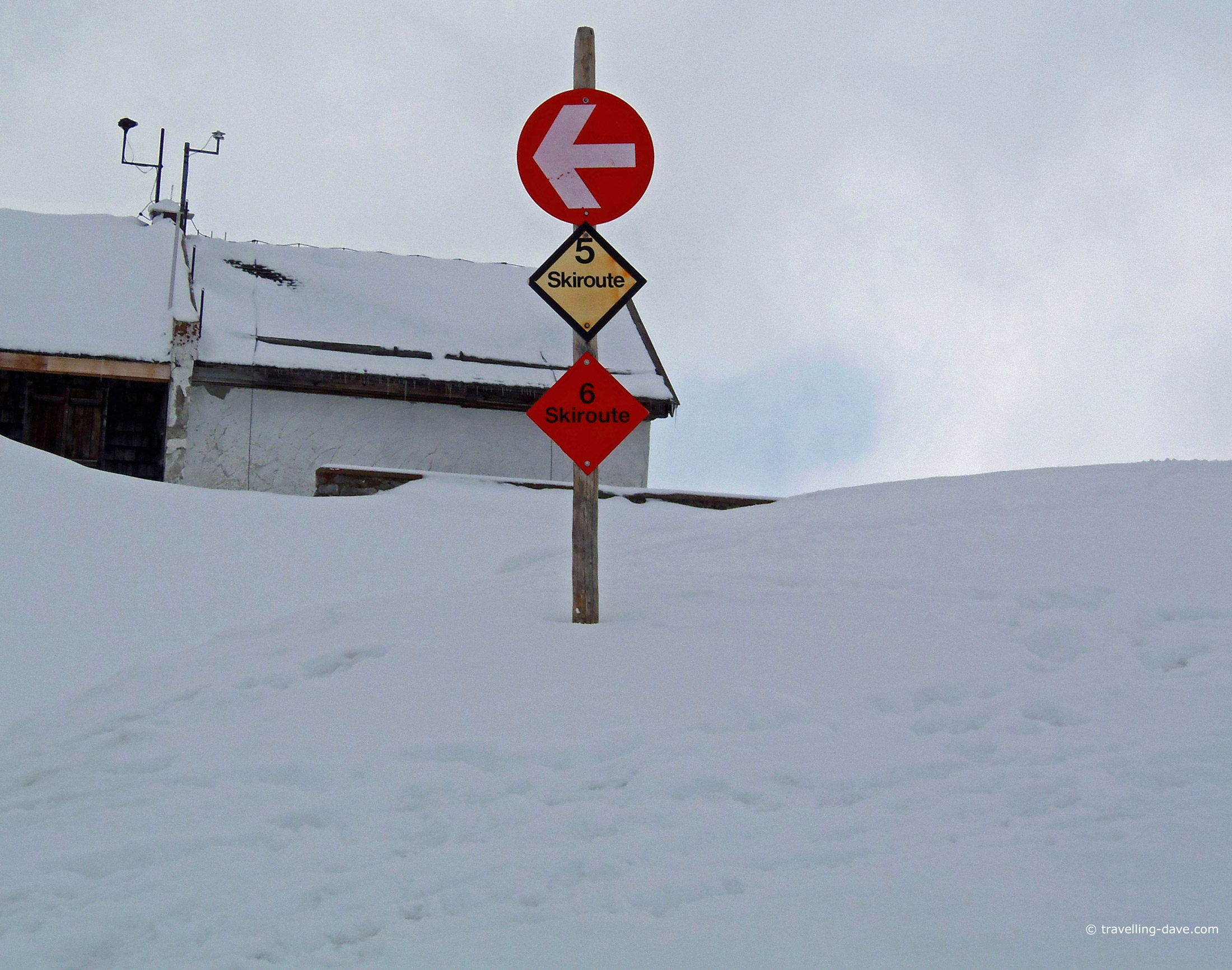 Red and yellow ski routes signs