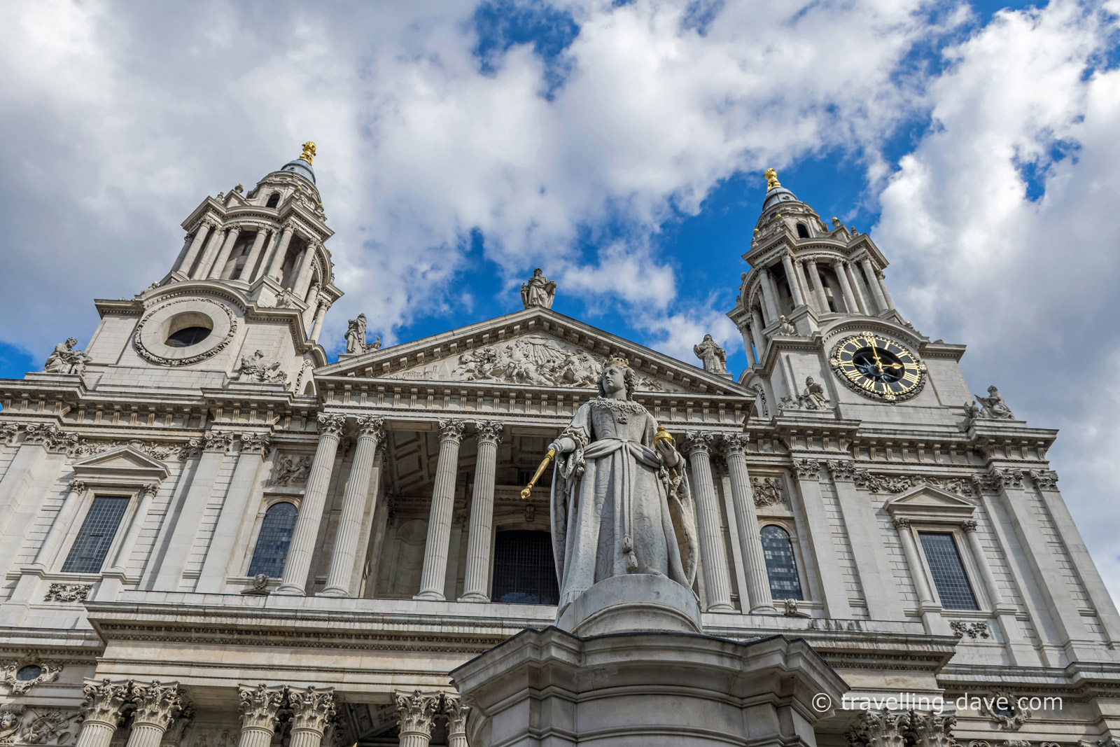 St.Paul's Cathedral and Queen Victoria statue